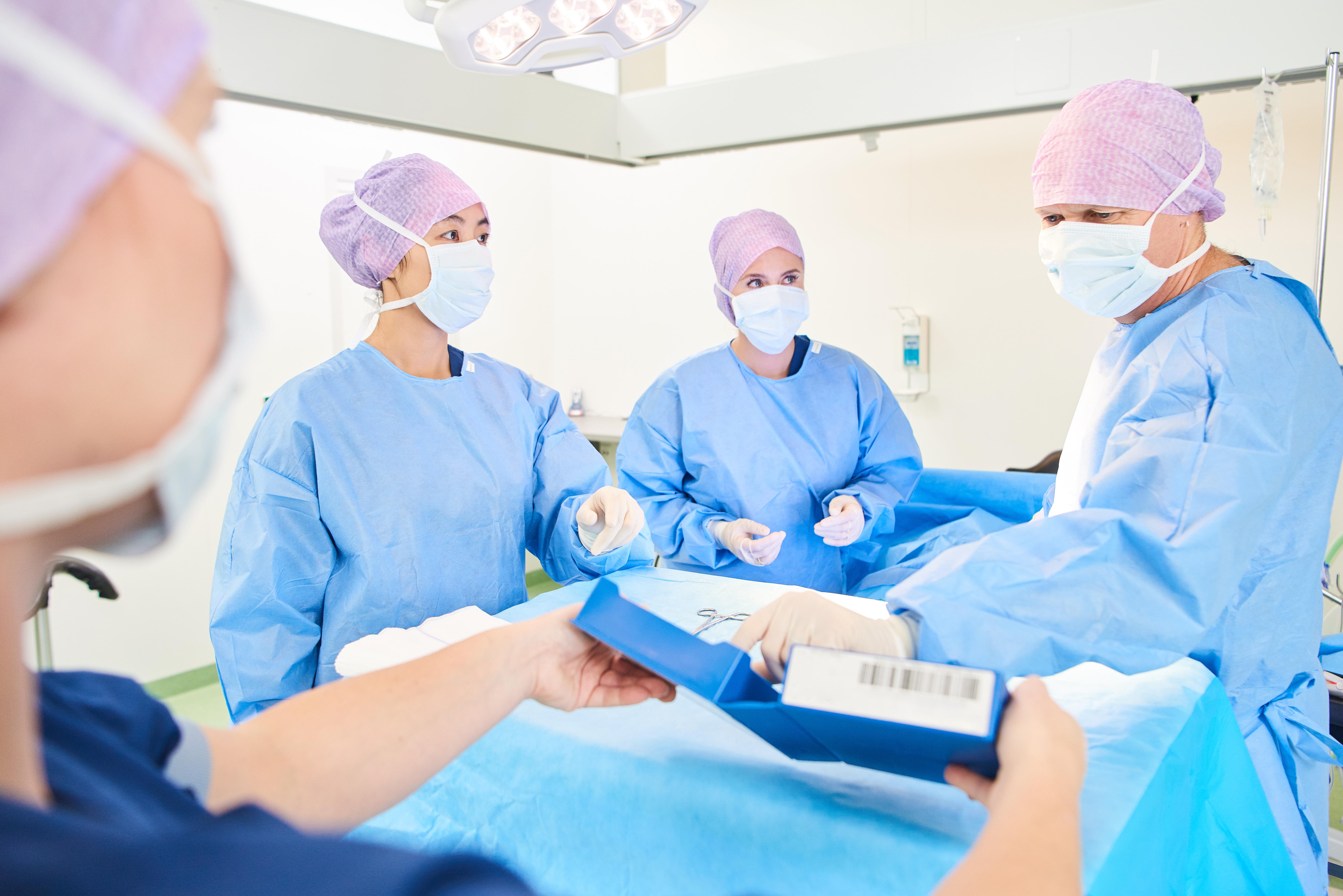 Surgical kit with barcode