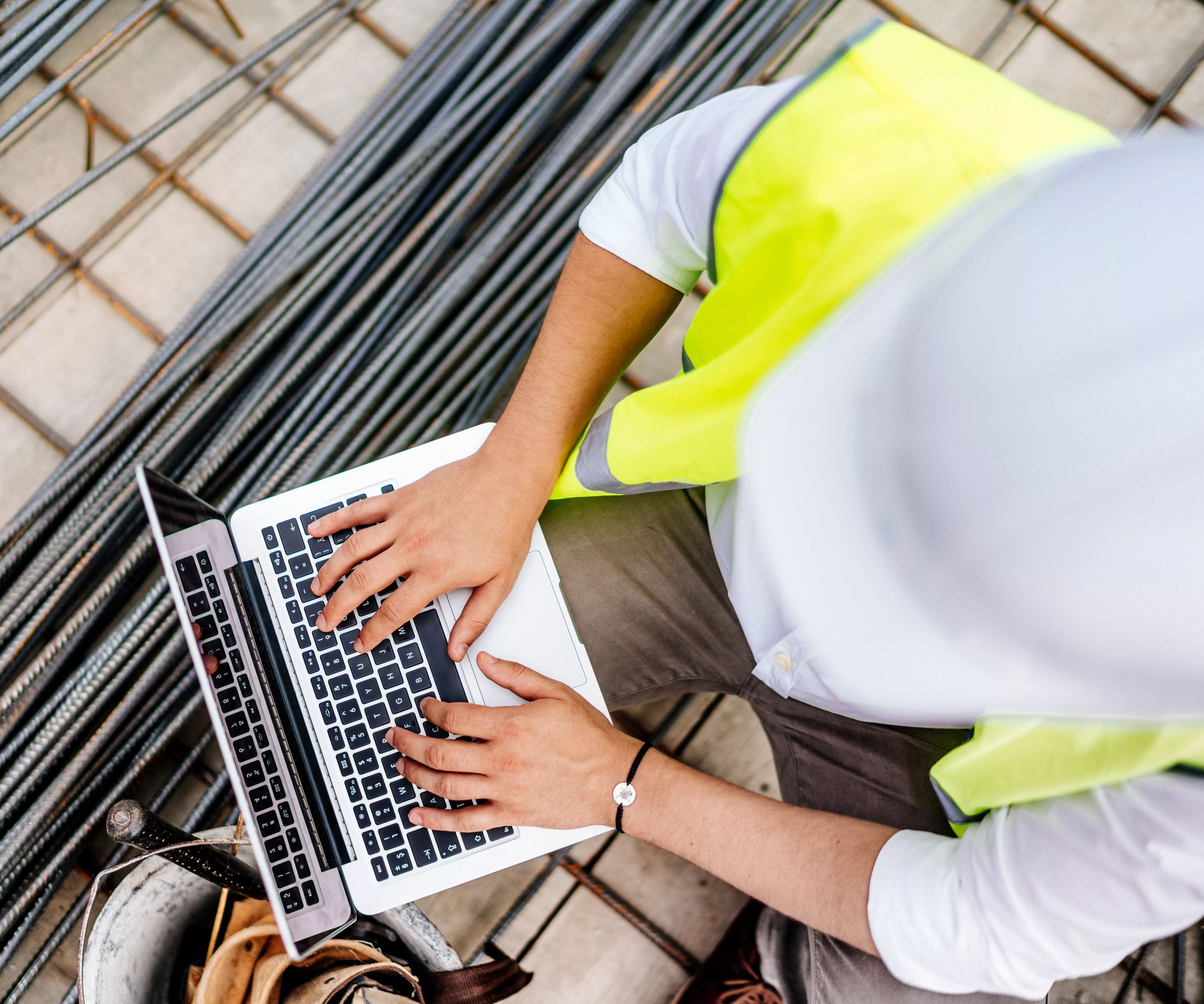 builder on laptop square 