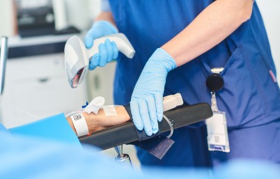 gs1_uk_patient_wristband_scan_in_theatre
